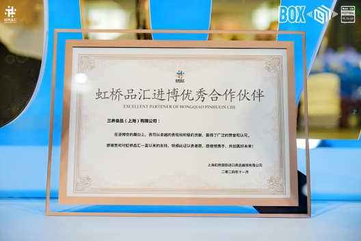 桌子上放著藍色的卡通人物 中度可信度描述已自動生成