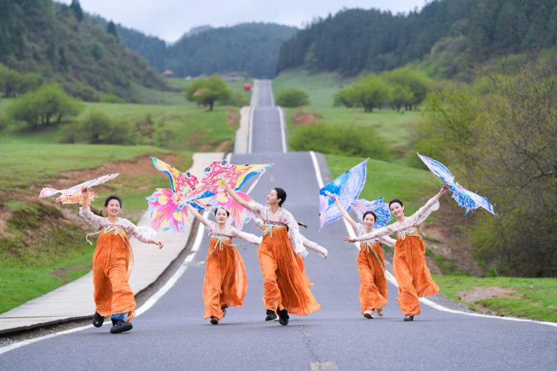 五一假期去哪兒玩？到武隆仙女山赴一場 “云端風箏之約”吧！
